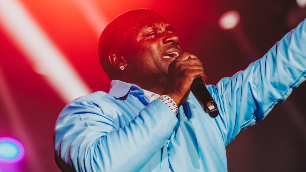 Mesmo com carreira cheia de hits, Akon paga mico com playback no Rock in Rio | Foto: Divlulgação/Oxidani