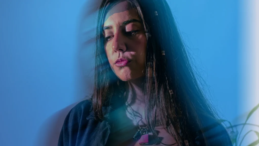 Em clima mais intimista, Pris apresenta novo single “Heart Closed”