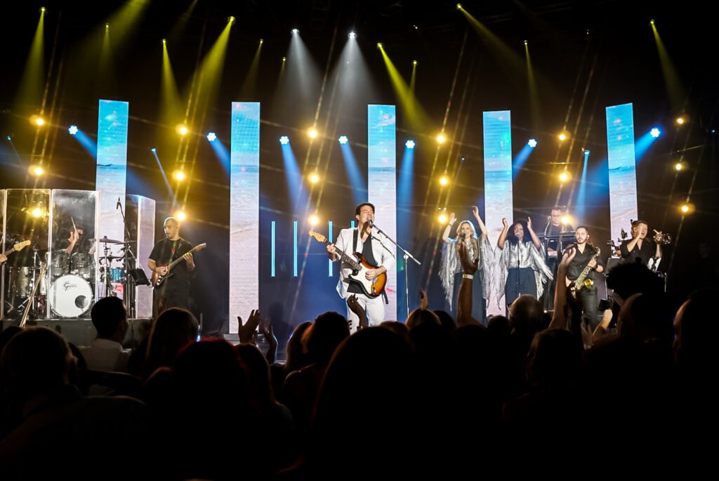 Alex Cohen leva a turnê “Tamu Junto Na Festa” ao Réveillon de João Pessoa