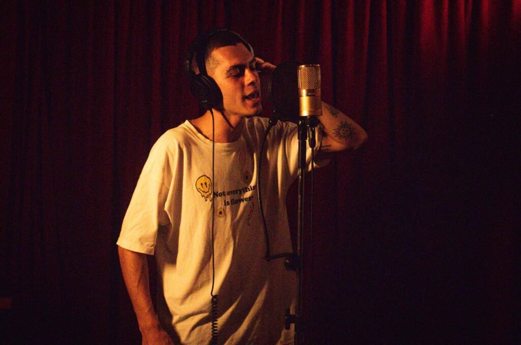 Cantor e compositor Bê Vieira lança o single "Cilada"