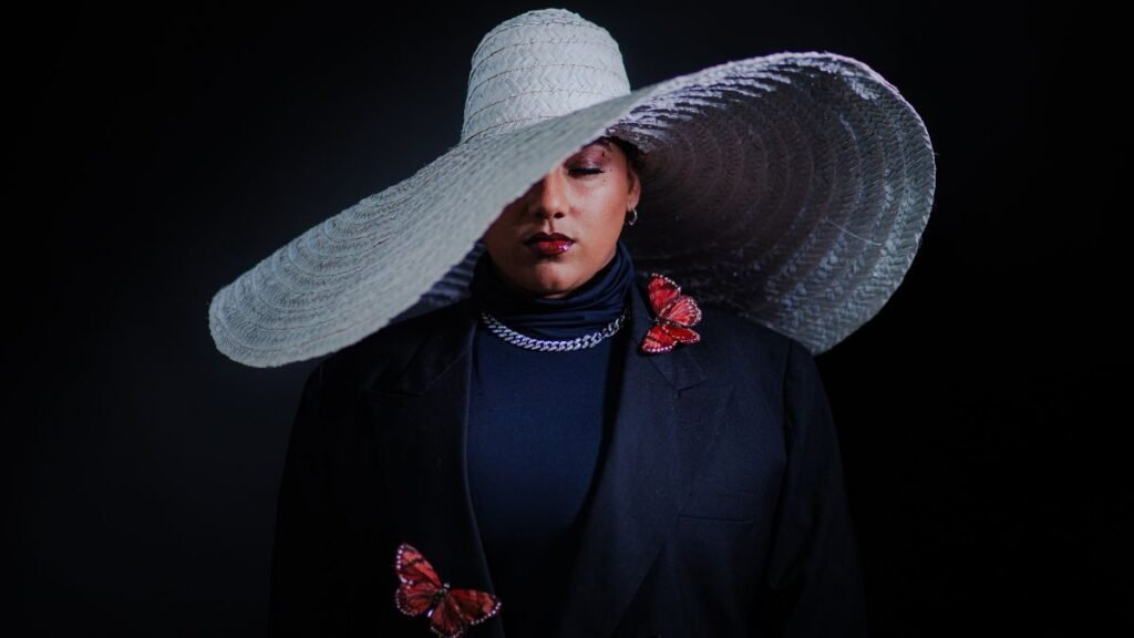 Iza Sabino apresenta "Grande", seu novo álbum com participações de Djonga e Luedji Luna