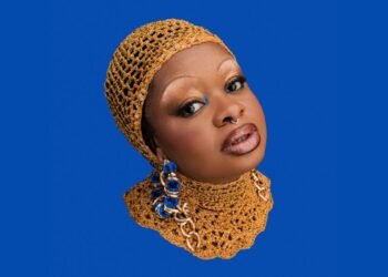 Tássia Reis coroa sua trajetória com a chegada do álbum Topo da Minha Cabeça