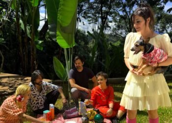 Em 2024, a icônica banda Penélope comemora o marco de 25 anos de seu álbum de estreia, "Mi Casa, Su Casa"