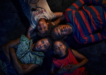 A Netflix divulgou hoje o trailer oficial e o pôster de "Os Quatro da Candelária", minissérie ficcional em quatro episódios que acompanha as 36 horas anteriores à tragédia conhecida como "Chacina da Candelária", pelo ponto de vista de quatro crianças.