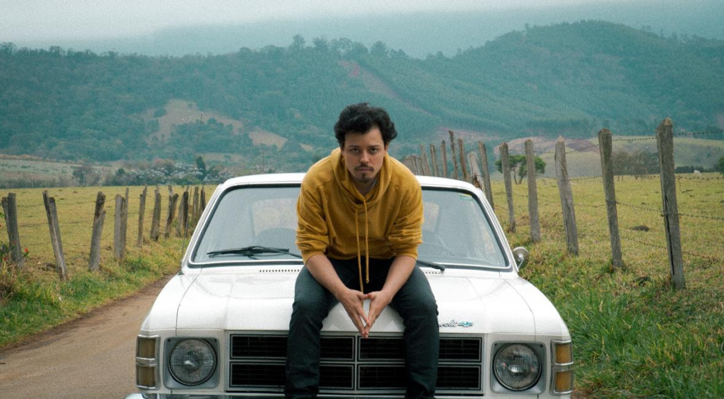 Cantor O Juh cai na estrada em single e clipe de “A Rota Da Nossa Viagem” | Créditos: Raphael Alexandre
