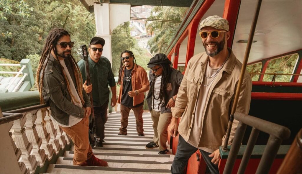 Brasativa e Bloco do Caos transformam reggaeton em brasilidade com "Preciso Te Encontrar" | Foto: Brasativa e Bloco do Caos (Rodrigo Pysi)
