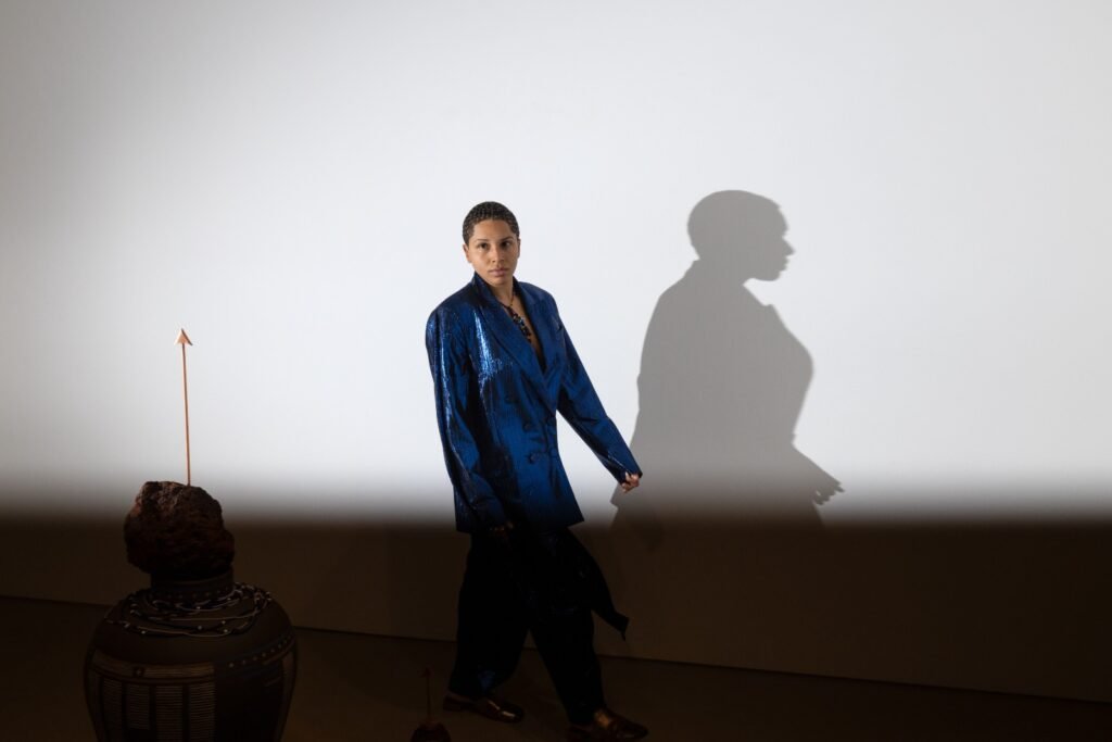 Luana Vitra tem intrínseco a sua trajetória uma visível responsabilidade para com as questões socioambientais, que se conectam às temáticas de corpo e espaço para se desdobrar em instalações e esculturas.