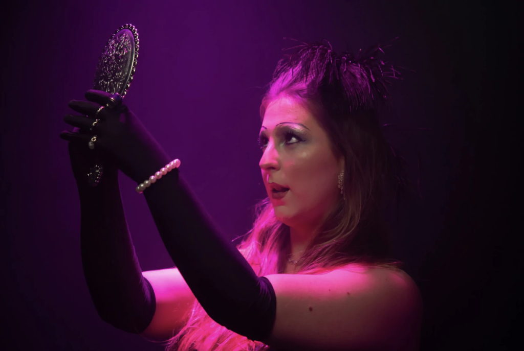 Nina Inski encara os sete pecados capitais em “Mirror, Mirror” | Foto: Maicon Barboza