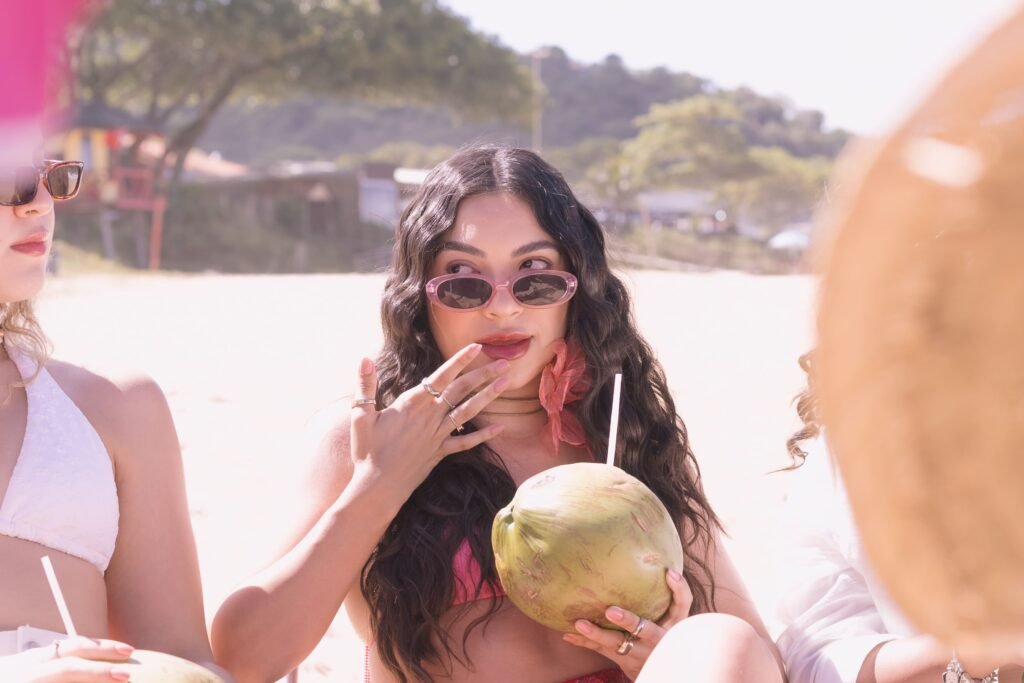 Ana Laura Lopes fala sobre friendzone em novo single, “Amigos Nunca Devem”