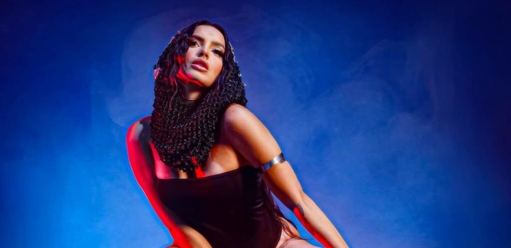 Júlia Rezende une pop e phonk em "Aditivada"