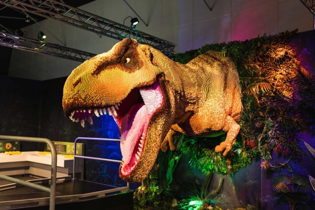 Exposição "Jurassic World by Brickman" estende temporada em São Paulo