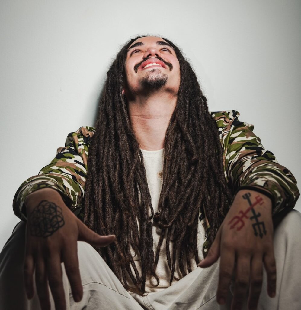 Gzuis transforma experiências em arte no novo trabalho