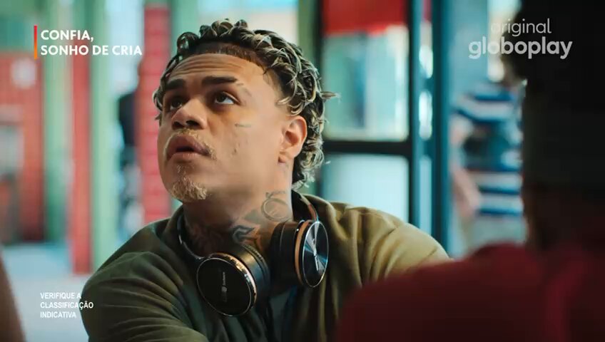 Cena de MC Cabelinho no filme "Confia: Sonho de Cria"