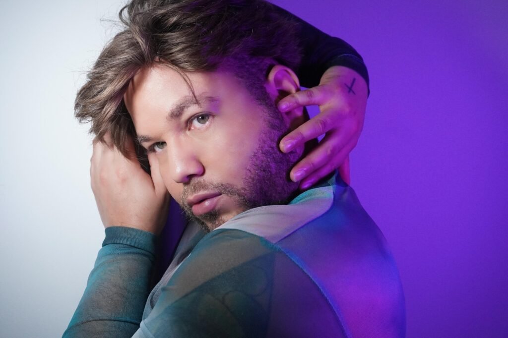 Izack Under comemora reações positivas ao novo álbum “To The Unknown”