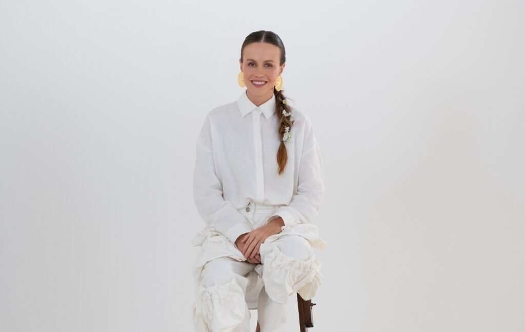 Marina Gold reflete sobre o envelhecimento de forma leve em "Calma, avoada…"