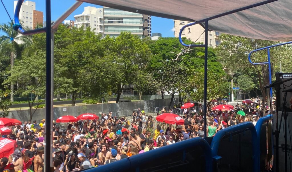 Bloco Emo arrasta foliões do rock na Faria Lima em SP