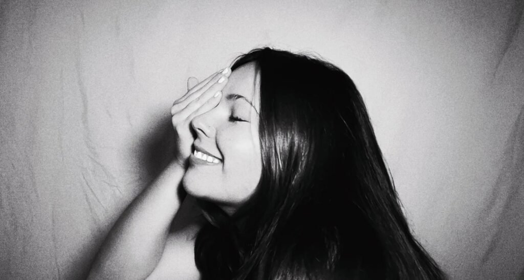 Gigi Perez anuncia primeiro álbum da carreira, “At The Beach, In Every Life”