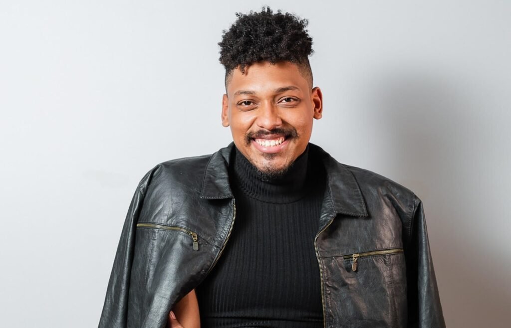 Isaac Belfort vive dois papéis em “Meninas Malvadas - O Musical” | Foto: Divulgação