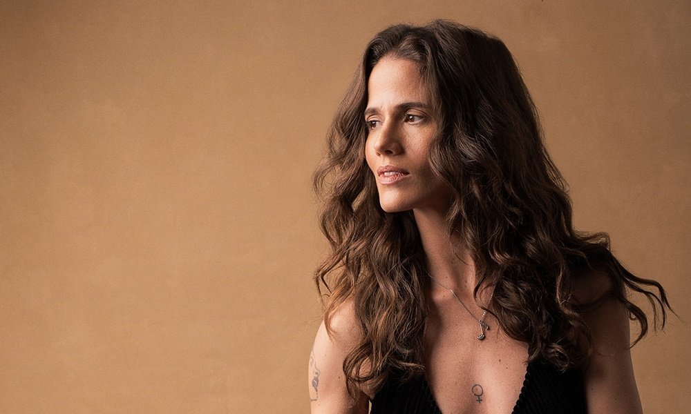 Ana Cañas celebra sua liberdade artística em "Vida Real" | Foto: Marcus Steinmeyer