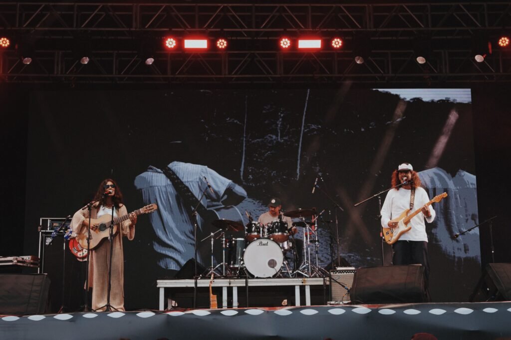 Donavon encerra turnê no Brasil com participação especial do duo Benziê em Maresias | Foto: Jéssica Bianchi