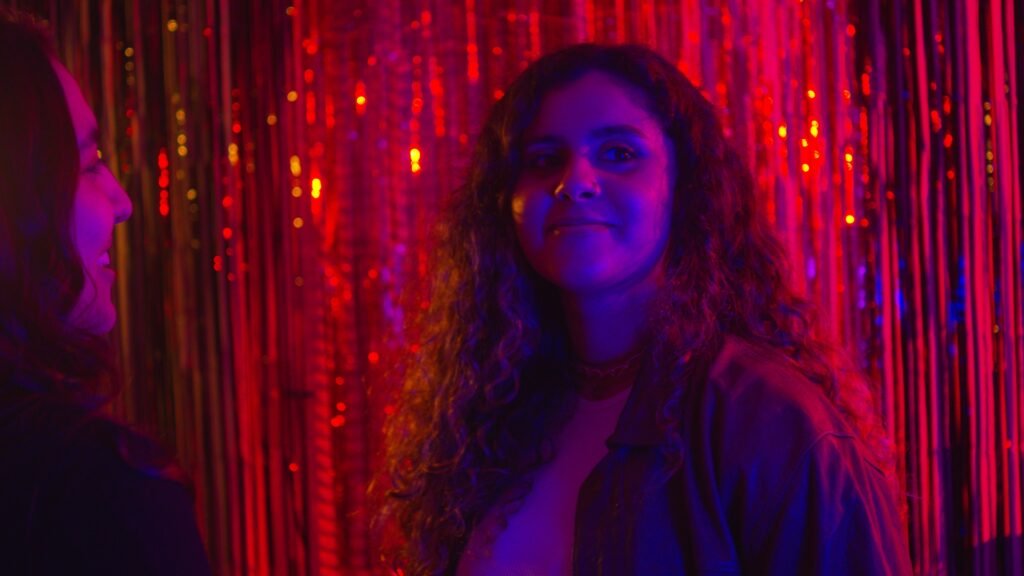 Lelê Azevedo lança clipe da faixa-título de seu novo EP "Garota Errada"