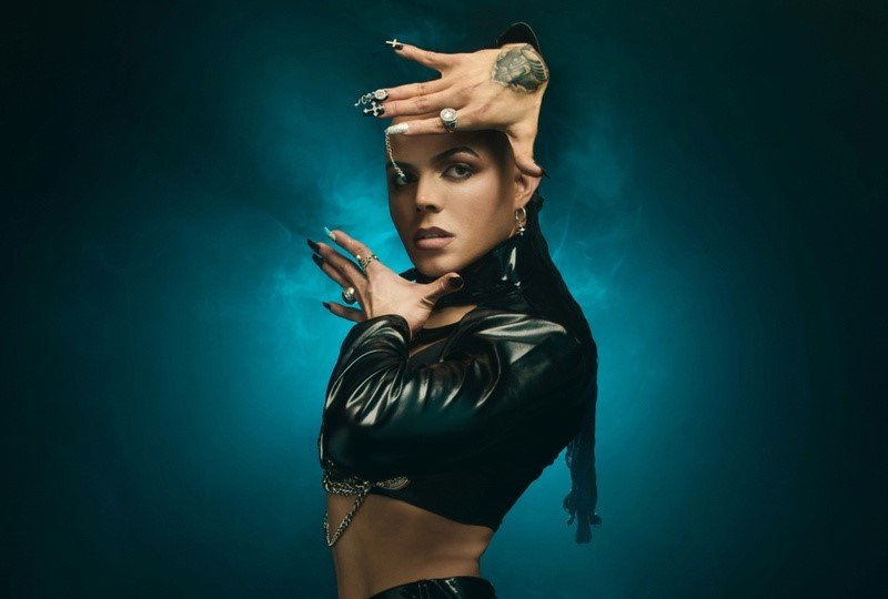 Quem é OXA? Brasileira que emocionou com “Born This Way” ganha força com vinda de Gaga

