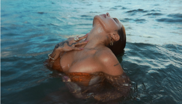 Izzy lança a nova aposta, “Mojadita”