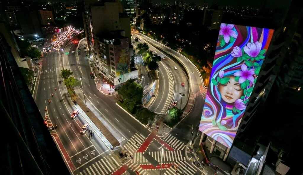 Últimos dias do "Arts SP": projeções de Rock e Blues iluminam o Edifício Anchieta

