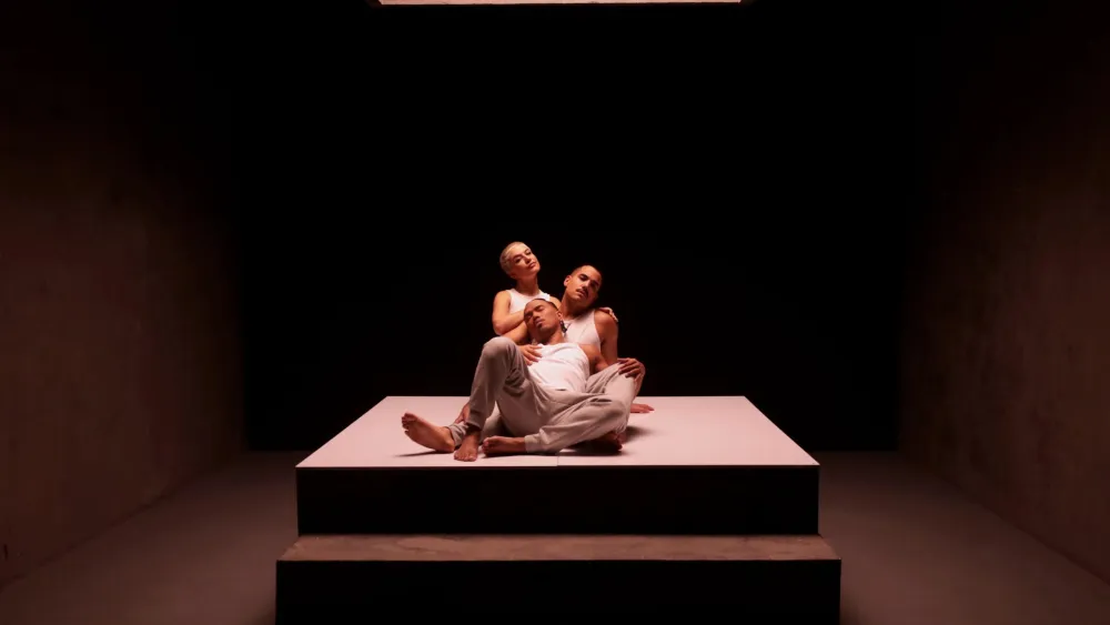 Bruno Gadiol provoca os sentidos no videoclipe de “Na Minha Mente” | Foto: Sergio Santoian