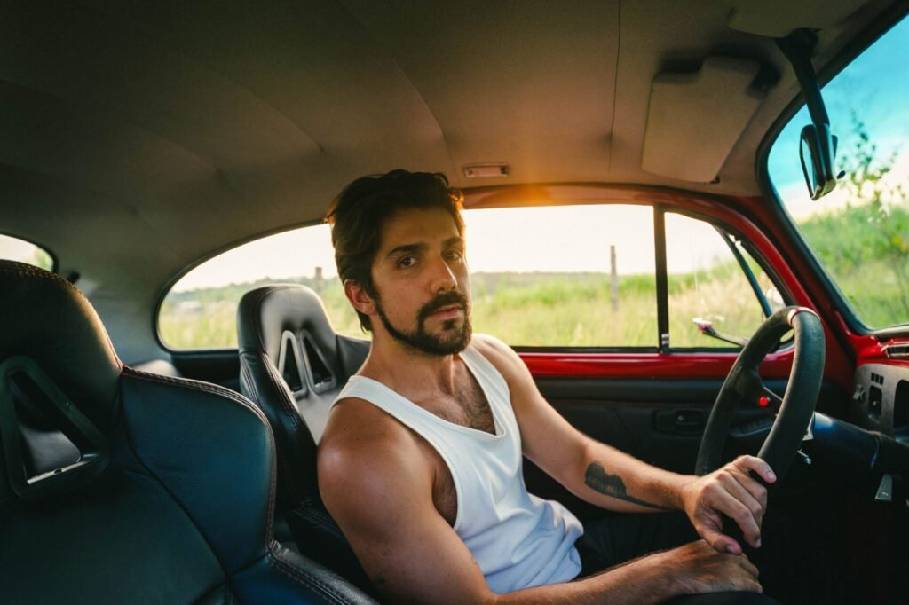 Gabriel Gonti lança clipe de “Amor e Sexo” em homenagem a Rita Lee