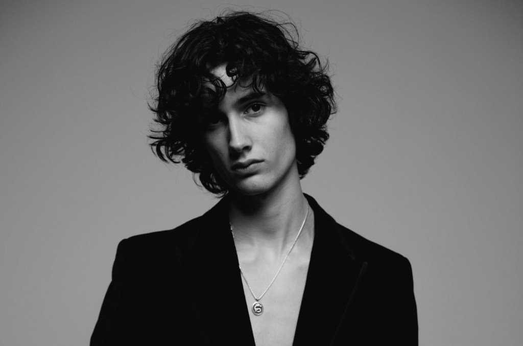 Quem é Sombr, artista com duas músicas seguidas no Top 50 Global do Spotify