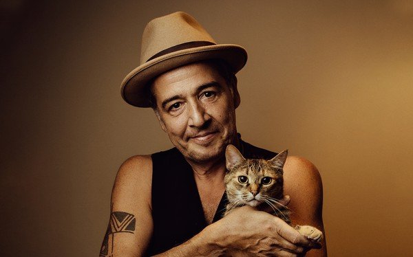 Nasi revista carreira solo em álbum ao vivo