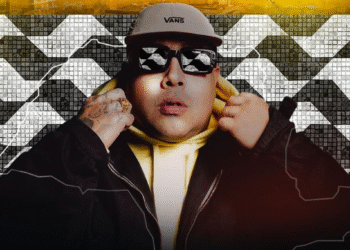 O cantor e compositor Zuza apresenta nesta sexta-feira (30) seu álbum de estreia, “Quem Tá é Noix”, um trabalho que marca sua trajetória como o primeiro sambista urbano da 4M Records.