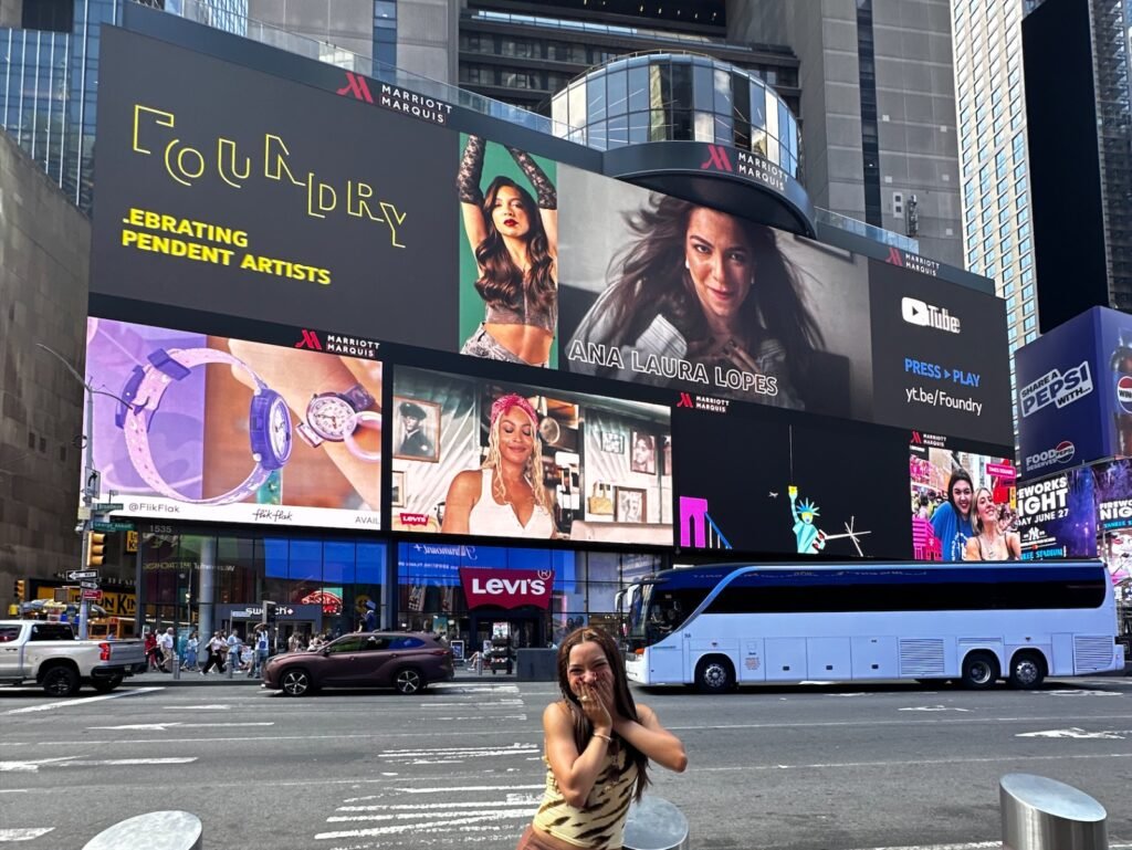 Em parceria com YouTube, Ana Laura Lopes ganha destaque na Times Square e Sunset Blvd