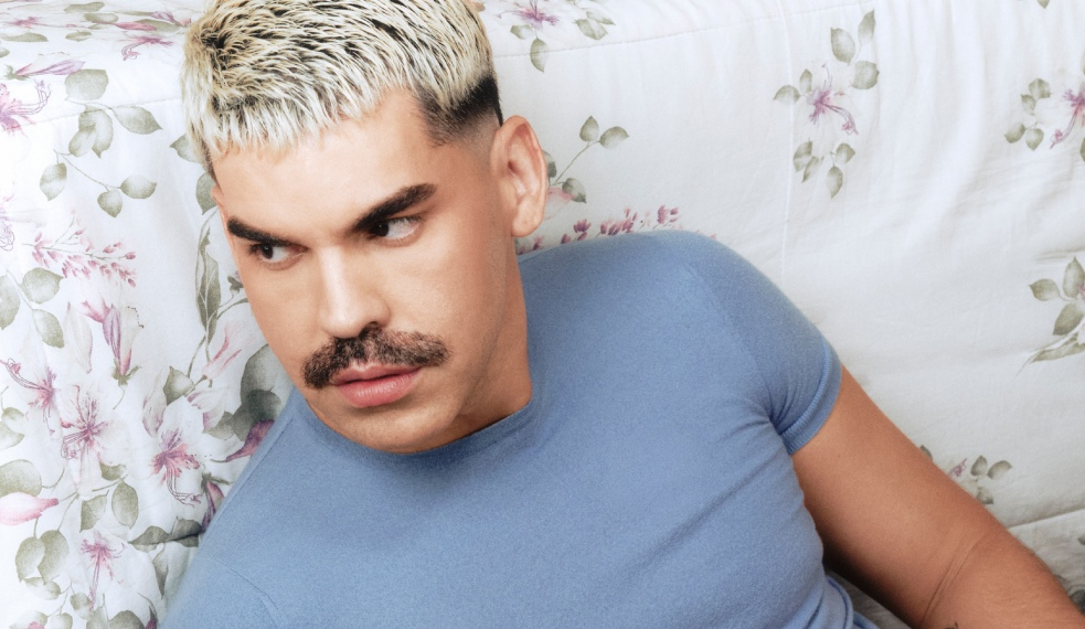 Mateus Carrilho lança faixa que une pop, brega e funk