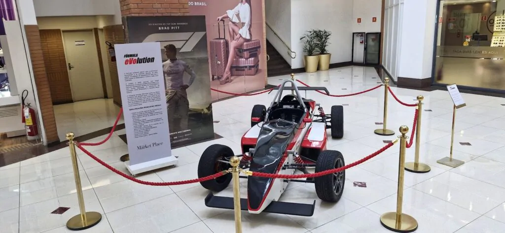 Shopping Market Place exibe carro real de corrida para promover “F1 – O Filme”