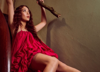 Laufey não tem pressa. E talvez seja exatamente isso que a torne tão impactante em um tempo em que tudo se move rápido demais.