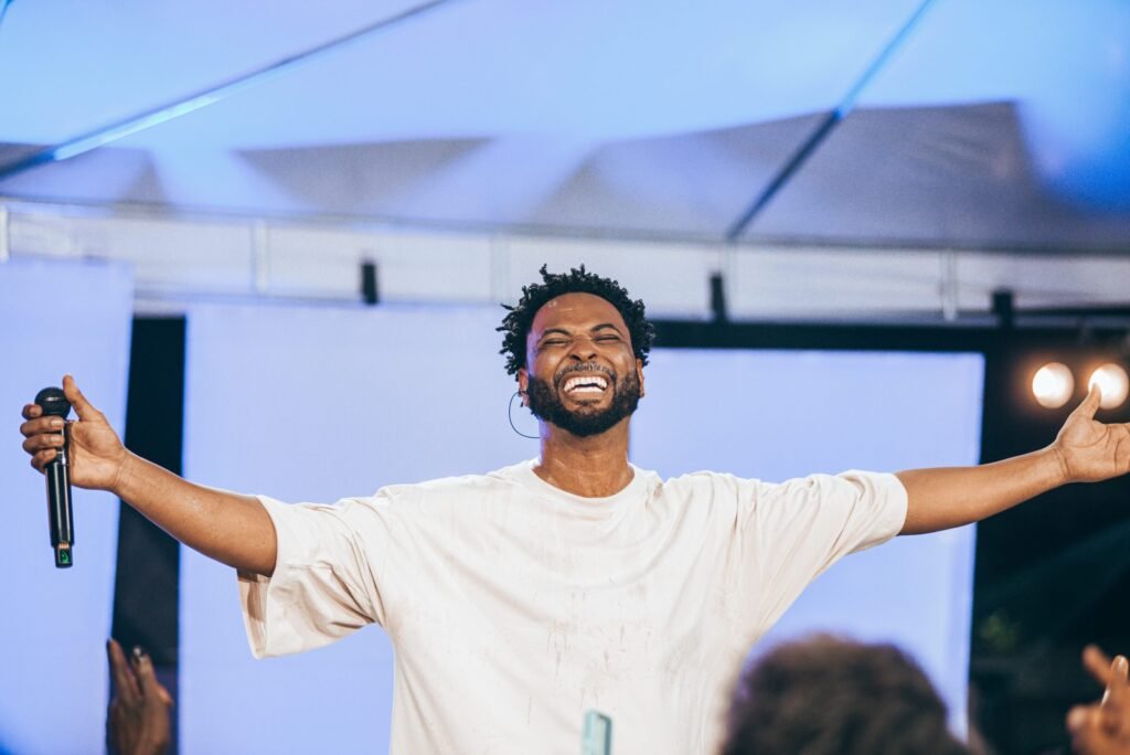 Julio Sereno aposta em releitura de clássico do pagode e lança primeiro single de novo audiovisual