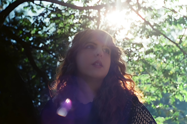 Com o rock vintage “Meu Lugar”, Tuany leva música brasileira a novos cenários  | Foto: Pietro Leonardi