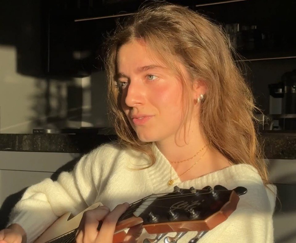 Giana lança “Vestígios Carnais” e comenta próximos passos da carreira

