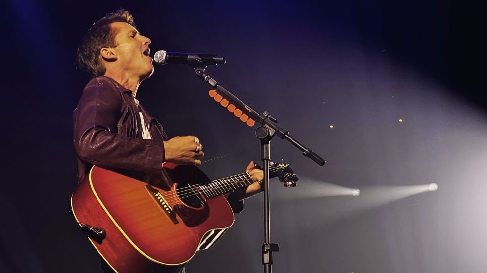 James Blunt entrega show preciso e celebra 20 anos de “Back to Bedlam” em São Paulo