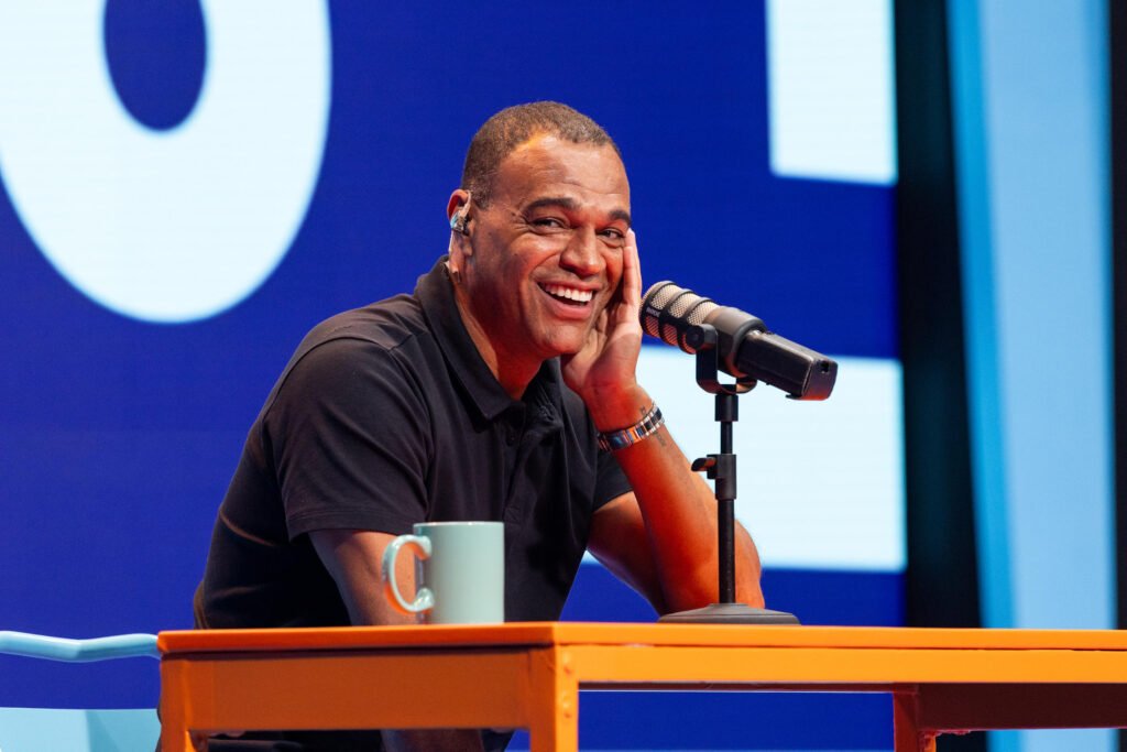 Denílson comanda o episódio de estreia do programa 'Aberto Ao Público' neste domingo, depois do 'Fantástico'.