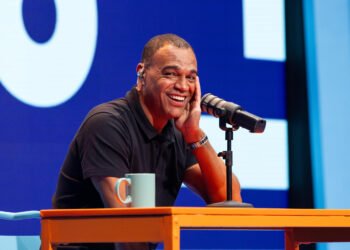 Denílson comanda o episódio de estreia do programa 'Aberto Ao Público' neste domingo, depois do 'Fantástico'.