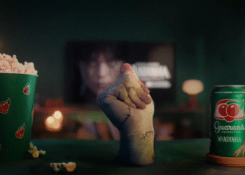 Guaraná Antarctica relança jingle dos anos 90 em campanha com “Wandinha”
