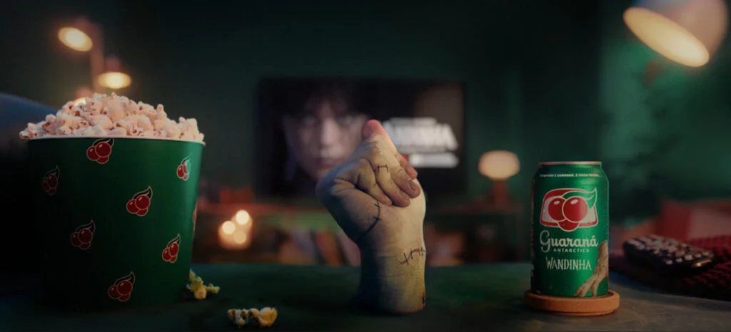 Guaraná Antarctica relança jingle dos anos 90 em campanha com “Wandinha”