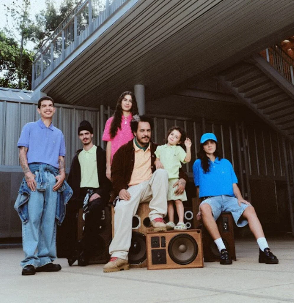 Marcelo D2 reúne toda a família para nova versão de “Loadeando” em campanha da Riachuelo