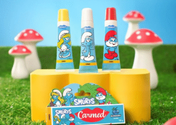 Nova collab da Carmed com os Smurfs tem aroma de blueberry e edição colecionável