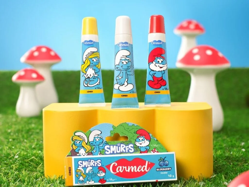 Nova collab da Carmed com os Smurfs tem aroma de blueberry e edição colecionável