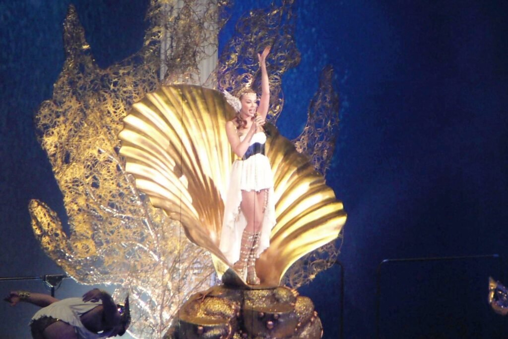 Da "Aphrodite: Les Folies Tour" para o mundo: a turnê que lançou Kylie Minogue ao estrelato | Foto: Reprodução