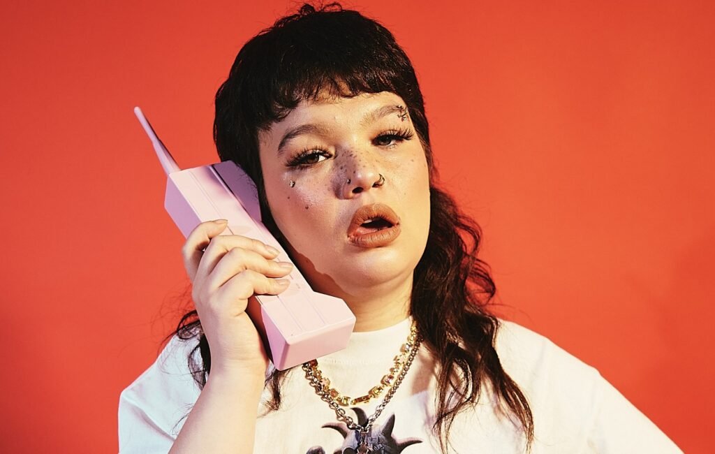 Conheça a Lola Young, cantora britanica que conquistou o mundo com o hit “Messy”